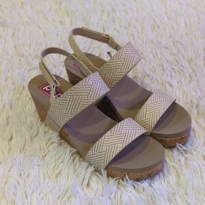 PoP Comfort Stylish Beige Wedge Sandals Size 11